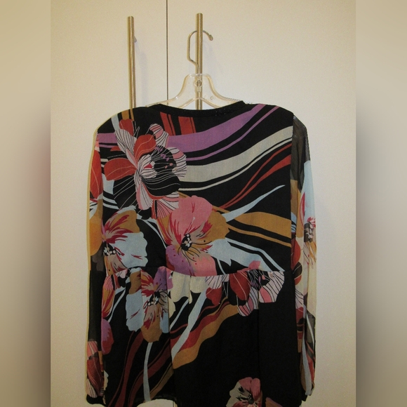 RIU Sheer V-Neck Flowery Top - Picture 4 of 6